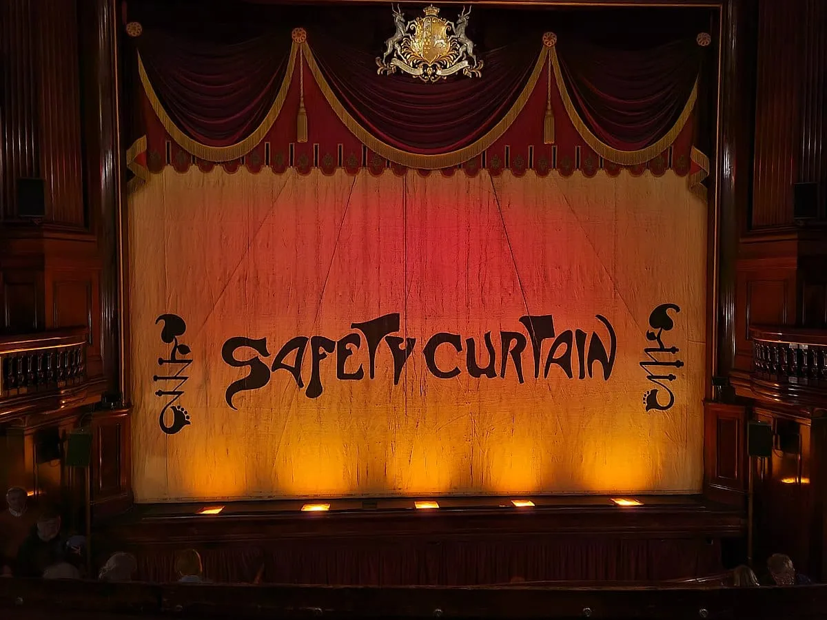 Theatre fire curtain